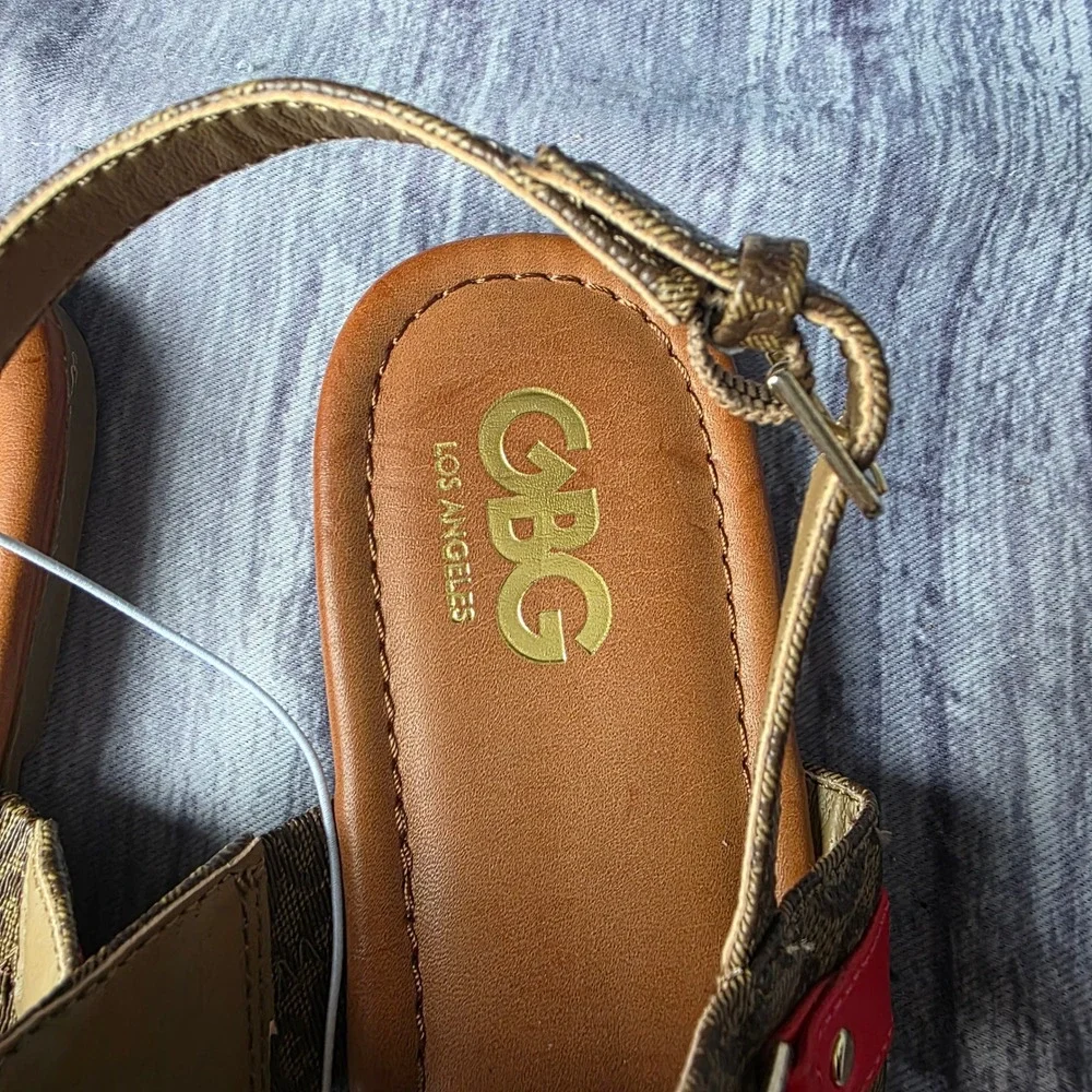 GBG‎ Los Angeles Women's Gold Tan Monogram Red Accent Thong Sandals Size 11M